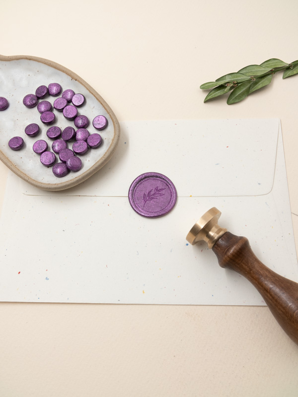 Κερί Βουλοκέρι σε χάντρες Metallic Purple (32 κομματάκια) Βουλοκέρι σε χάντρες σφραγιδα